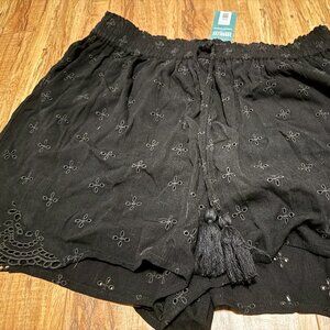 NWT Earthbound Trading Co. Black Eyelet Tassel Shorts – Size Large